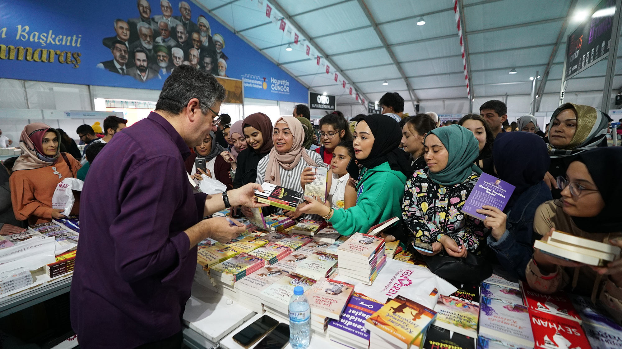 Yazar Kapaklıkaya’ya Kitap Fuarı’nda Yoğun İlgi