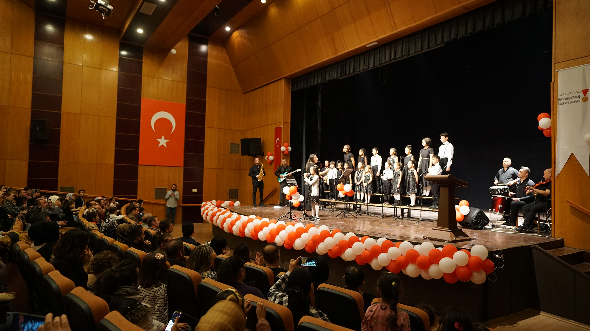 Kahramanmaraş’ta Minik Yürekler Söyledi, Müzikseverler Eşlik Etti