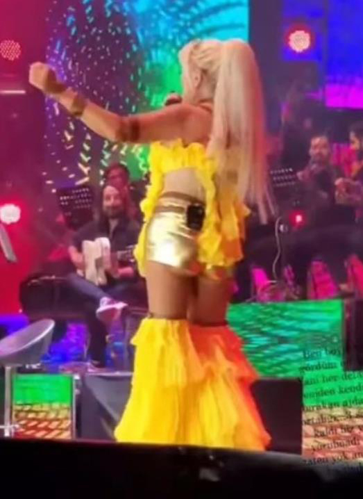 Mini şortla sahneye çıkan Ajda Pekkan frikik verdi!