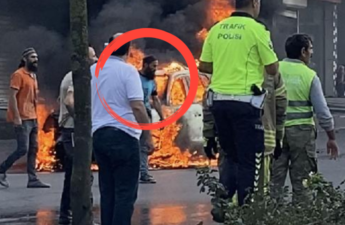 Otomobilini yakıp bıçakla polise saldıran sürücü vurularak öldürüldü