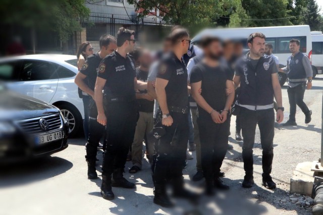 Cinsel ilişki vaadiyle kandırıp kasetleriyle tehdit ettiler! 