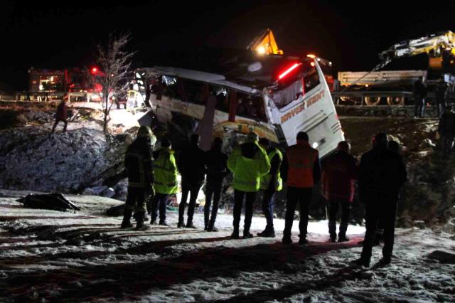 Yolcu otobüsü şarampole devrildi: 4 ölü, 24 yaralı