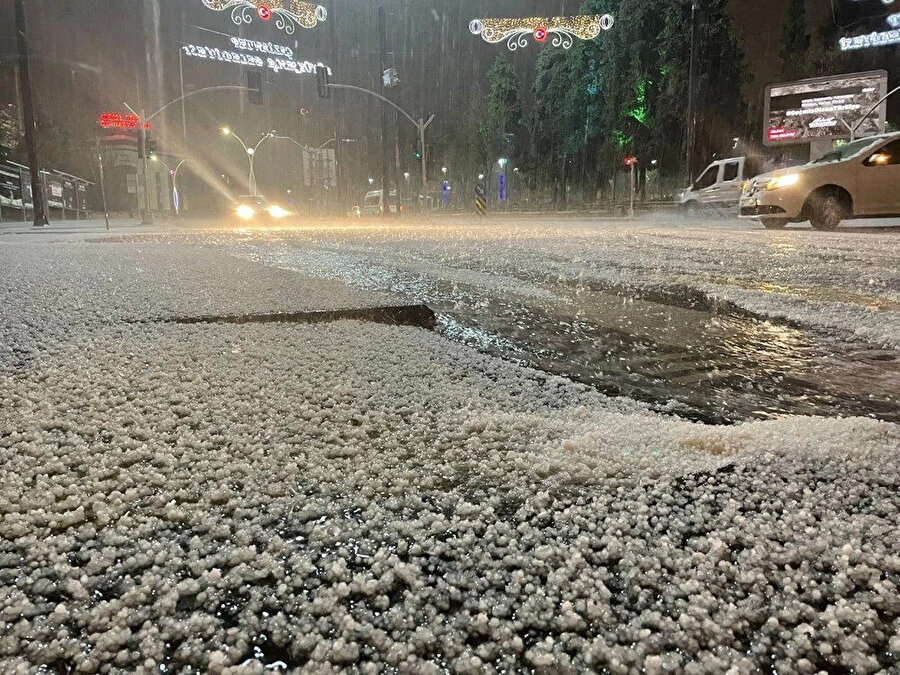 Kilis ve Gaziantep'te ceviz büyüklüğünde dolu yağdı