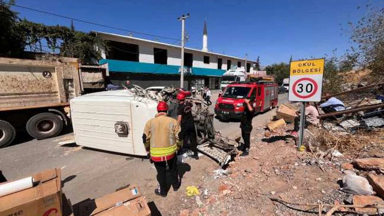 Kahramanmaraş’ta feci kaza: Minibüs kamyona çarptı, yaralı var