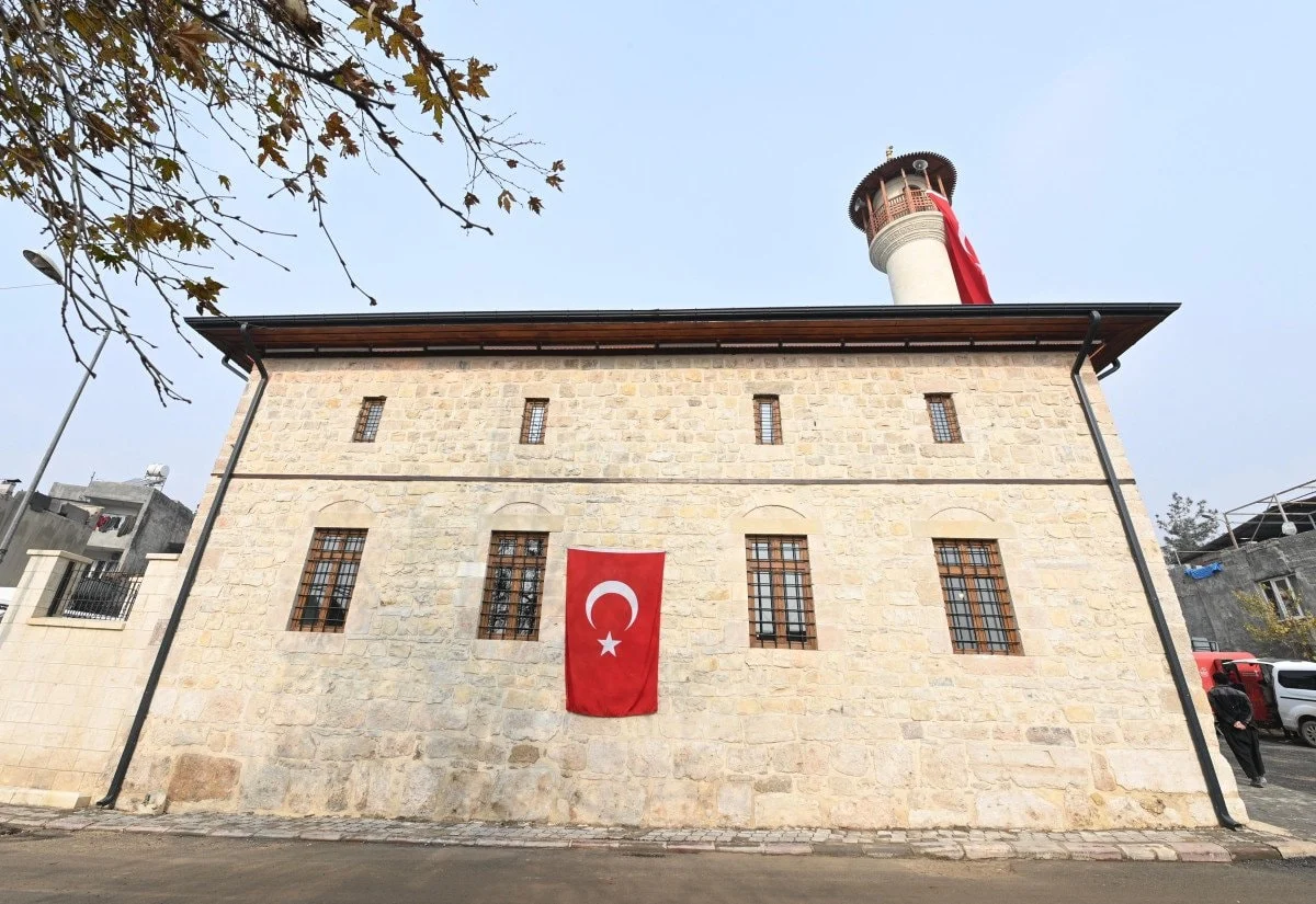Kahramanmaraş'ta depremin yıktığı camii yeniden açıldı