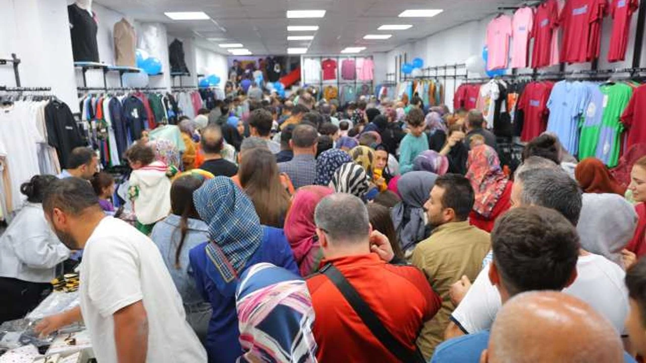 Kahramanmaraş'ta bir mağazada indirim izdihamı yaşandı
