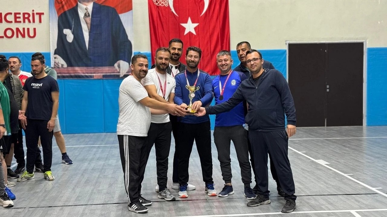 Çağlayancerit’te Öğretmenler Günü Voleybol Heyecanı Sona Erdi