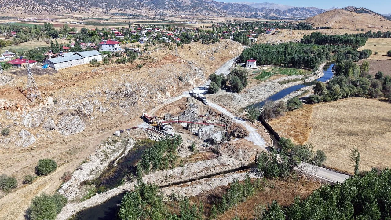 Göksun’daki Modern Köprü Hızla Yükseliyor