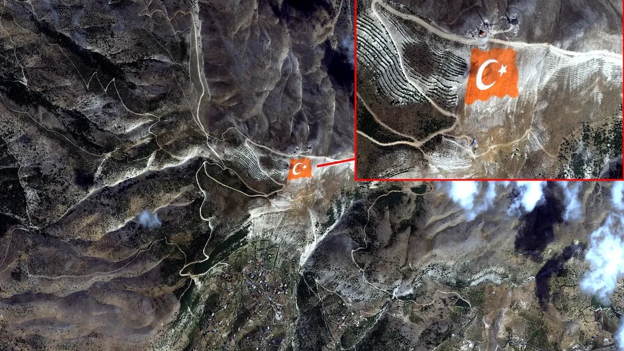 Uzaydan kaydedildi: Kahramanmaraş'taki dev Türk bayrağın görüntüsü... Net şekilde görüldü