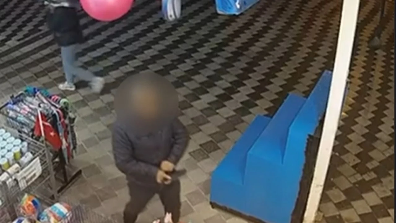 Kahramanmaraş'ta, iş yerinden şemsiye çalan hırsız kamerada