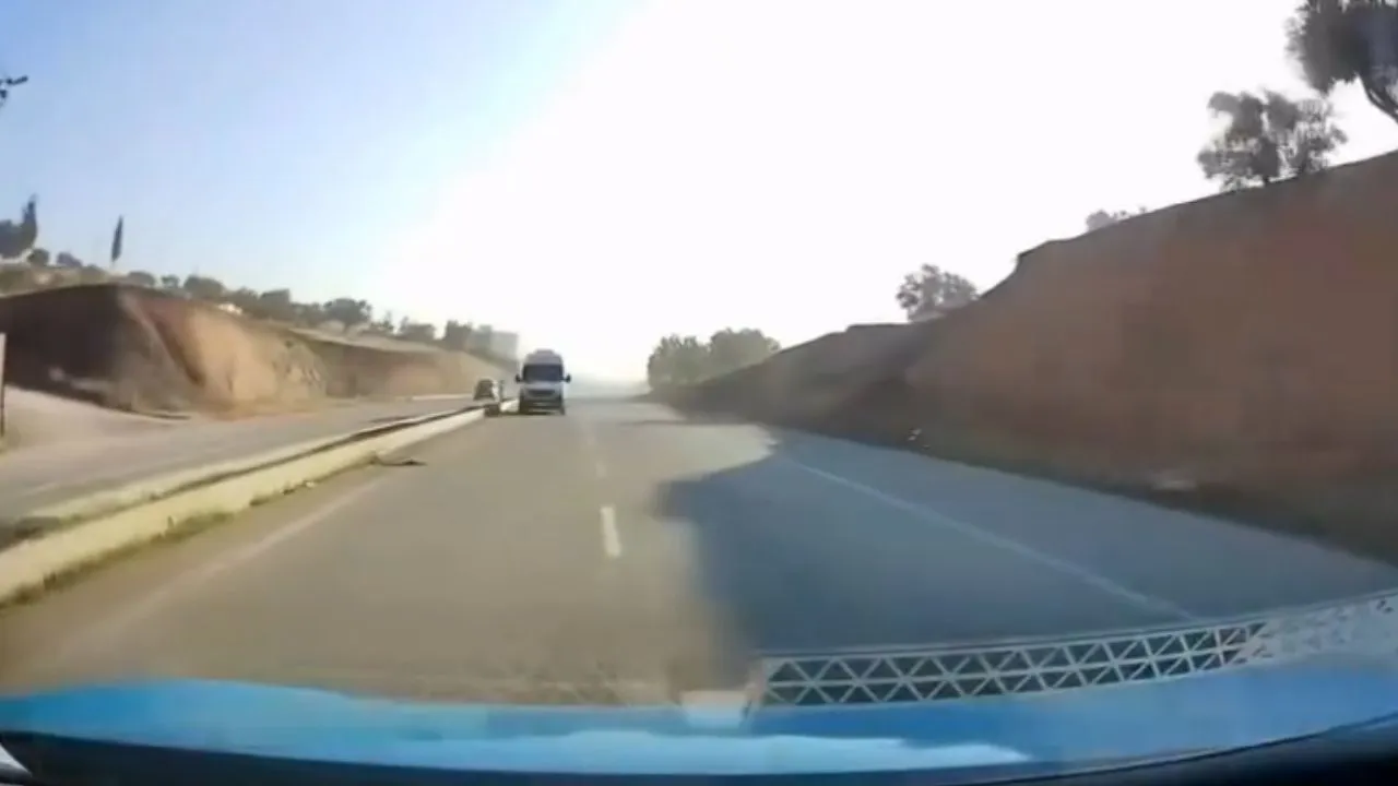 Kahramanmaraş'ta yolda ters yönden giden okul servisi tehlike saçtı