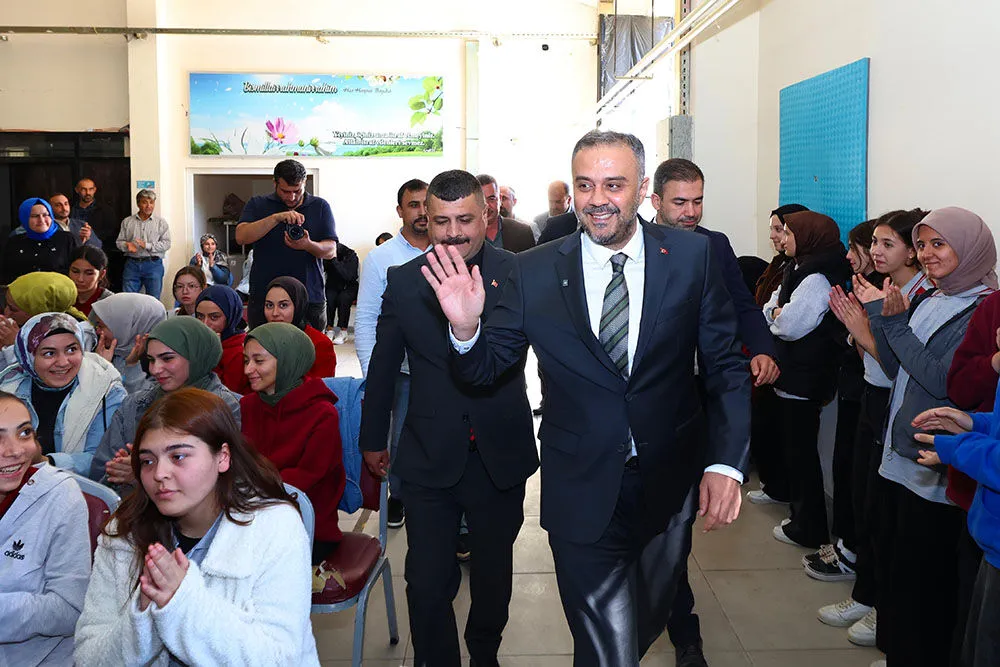 Soğuk Günlerde Sıcak Kalpler: Onikişubat Belediyesi Gönülleri Yine Giydirdi