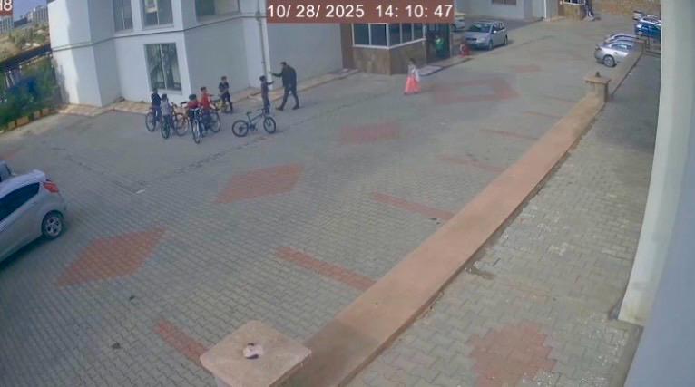Kahramanmaraş'ta apartman önünde oynayan çocuğu hırpaladı!