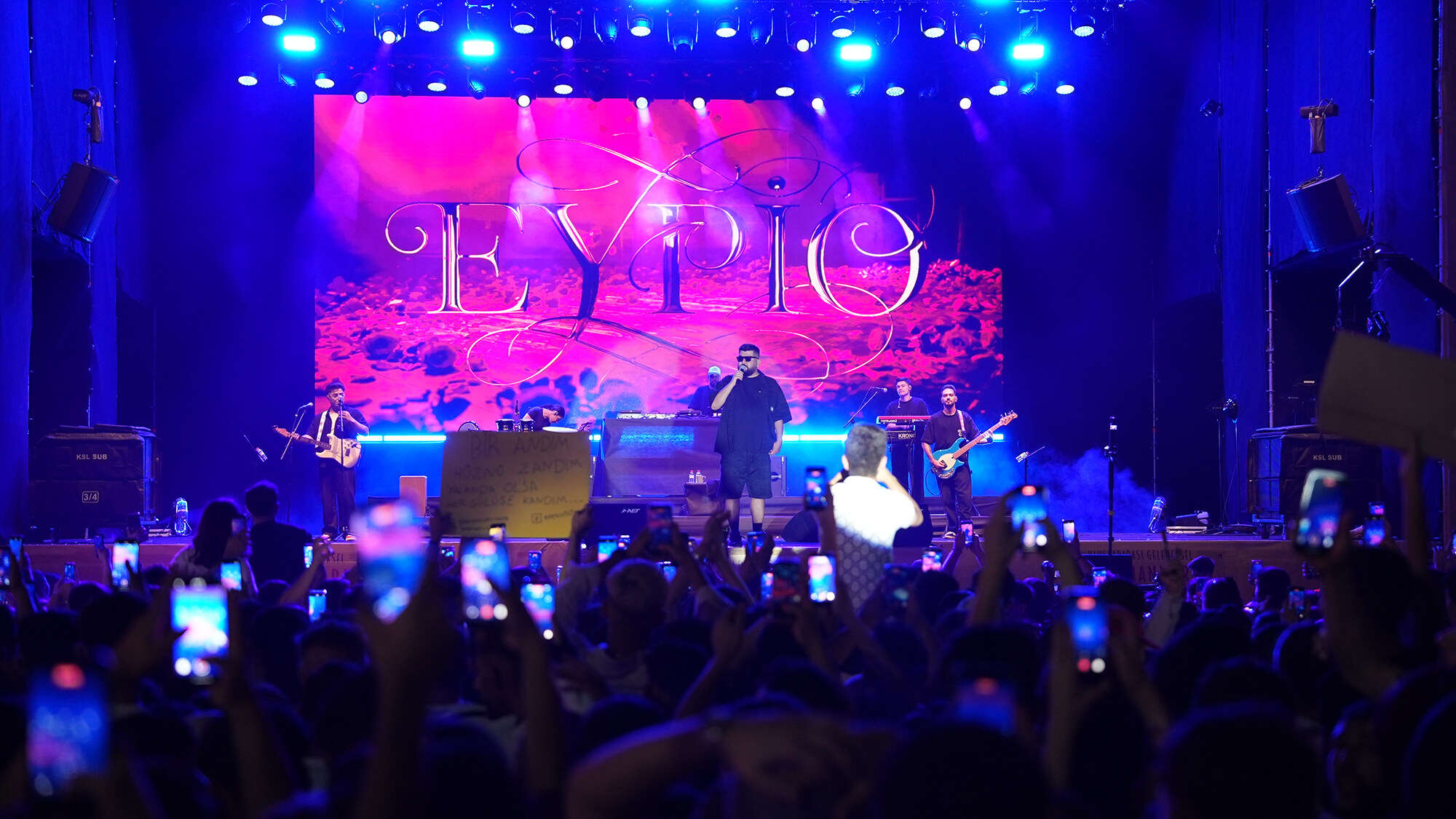Telefon Işıkları Altında Unutulmaz Gece! Eypio Kahramanmaraş'ı Salladı