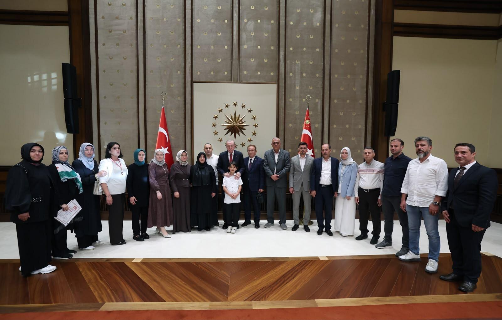 Cumhurbaşkanı Erdoğan, Kahramanmaraş‘taki okul saldırısında hayatını kaybeden öğrencilerin aileleriyle görüştü!