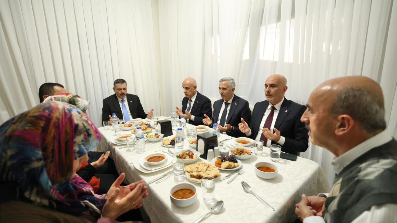 Yeni Yuvalarında İlk Dua! Bakan Çiftçi Saylak Ailesinin İftar Sofrasına Konuk Oldu