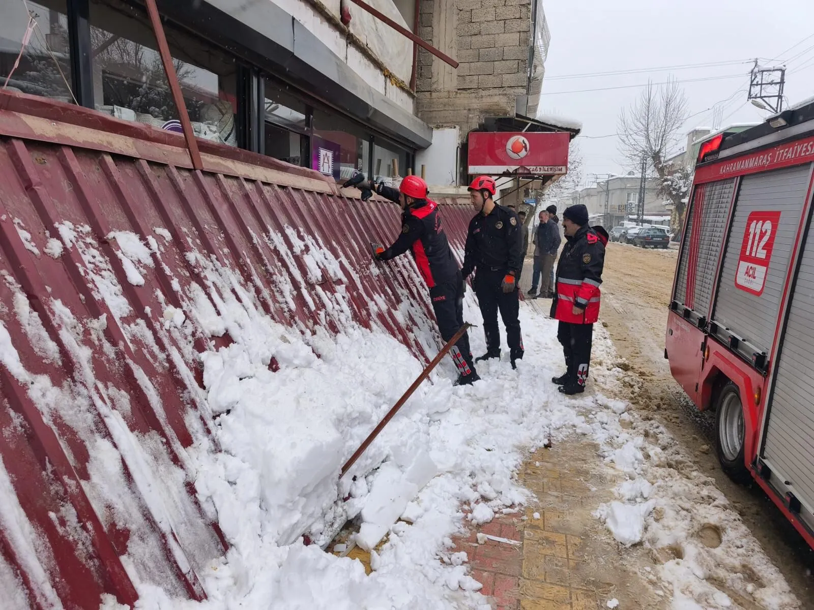 Kahramanmaraş'ta faciadan dönüldü! Sundurma çöktü