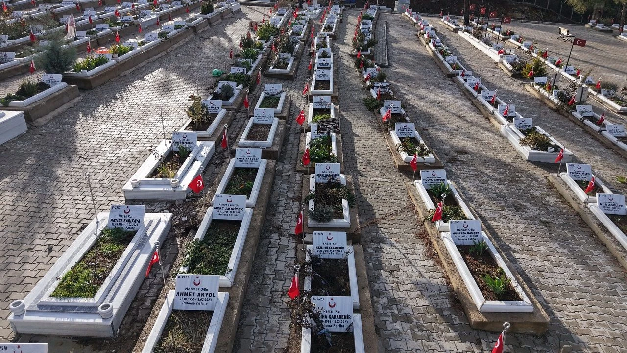 Kapıçam Deprem Şehitliği’nde Duygulandıran Görüntüler! Belediye Ekipleri Seferber Oldu