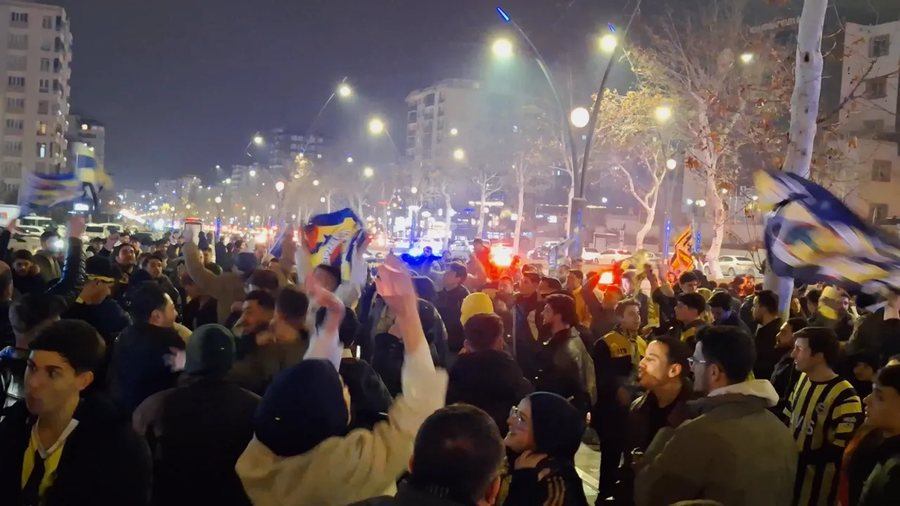 Şampiyon Fenerbahçe oldu: Taraftarlar Kahramanmaraş'ta kavga etti