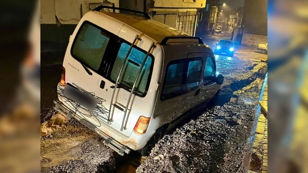 Kahramanmaraş'ta berbat yollarda araç çukura düştü