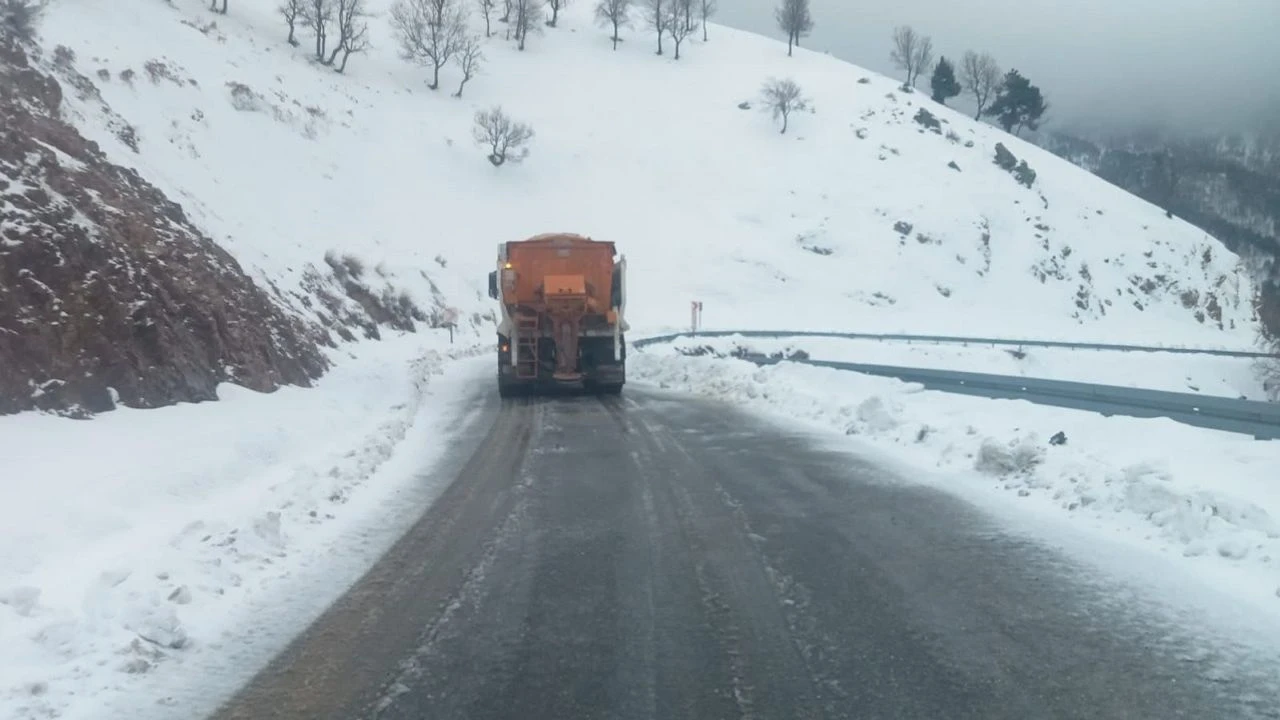 Kahramanmaraş'ta Kar Esareti Başladı: Belediye Ekiplerinden Kritik Müdahale!