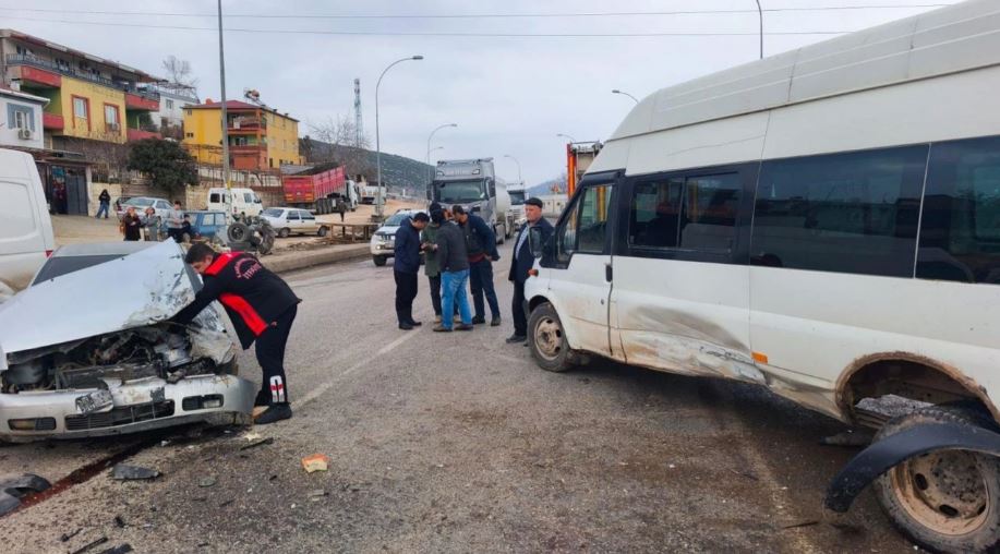 Pazarcık’ta Servis Aracı ve Otomobil Çarpıştı! Yaralılar Var...