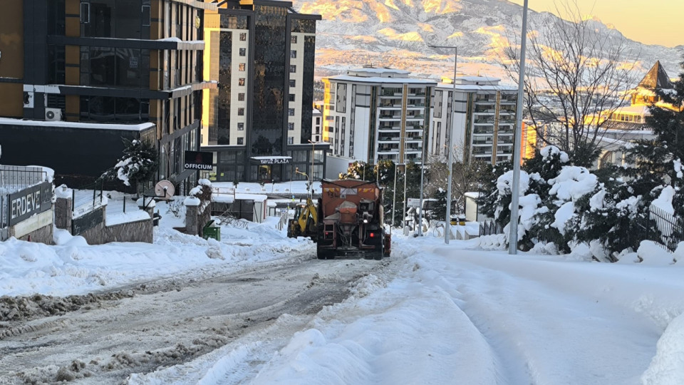 Kahramanmaraş'ta buzlu yollara, tuz çözümü